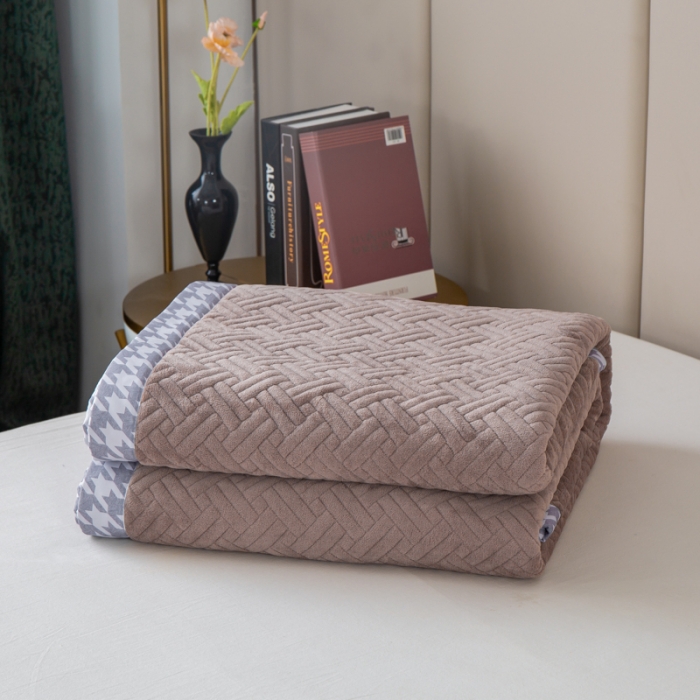 91家纺网 家纺一手货源 找家纺 羋多 2023新款数码边素色牛奶绒床盖三件套 贵族咖