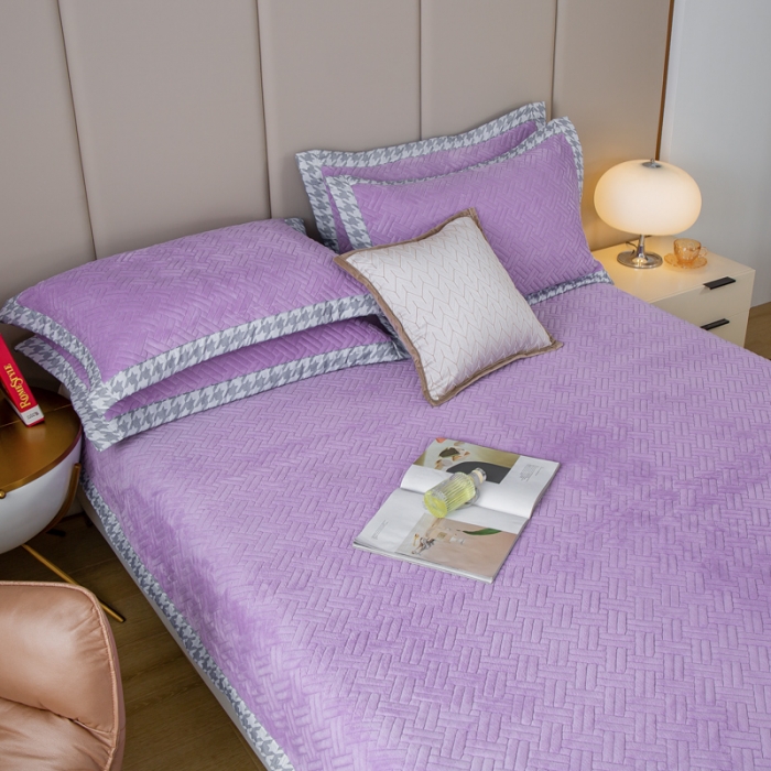 91家纺网 家纺一手货源 找家纺 羋多 2023新款数码边素色牛奶绒床盖三件套 丁香紫