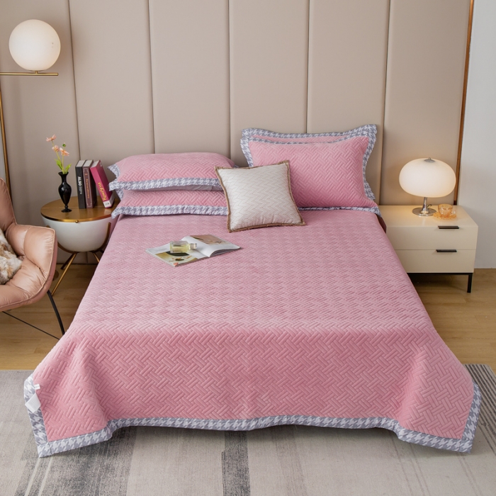 91家纺网 家纺一手货源 找家纺 羋多 2023新款数码边素色牛奶绒床盖三件套 黛雅粉