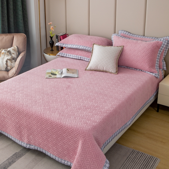 91家纺网 家纺一手货源 找家纺 羋多 2023新款数码边素色牛奶绒床盖三件套 黛雅粉