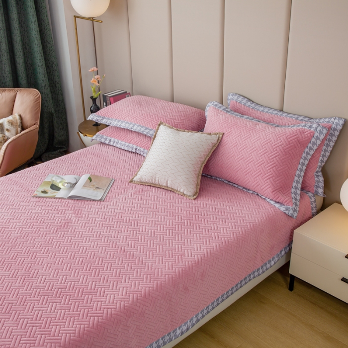 91家纺网 家纺一手货源 找家纺 羋多 2023新款数码边素色牛奶绒床盖三件套 黛雅粉