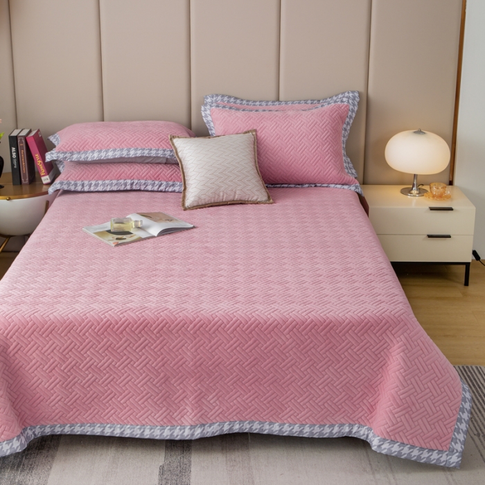 91家纺网 家纺一手货源 找家纺 羋多 2023新款数码边素色牛奶绒床盖三件套 黛雅粉