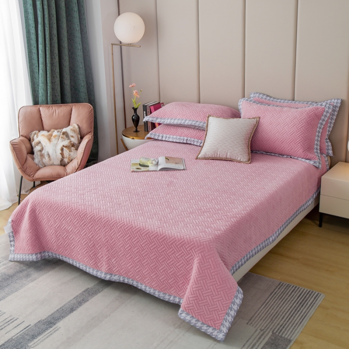 91家纺网 家纺一手货源 找家纺 羋多 2023新款数码边素色牛奶绒床盖三件套 黛雅粉