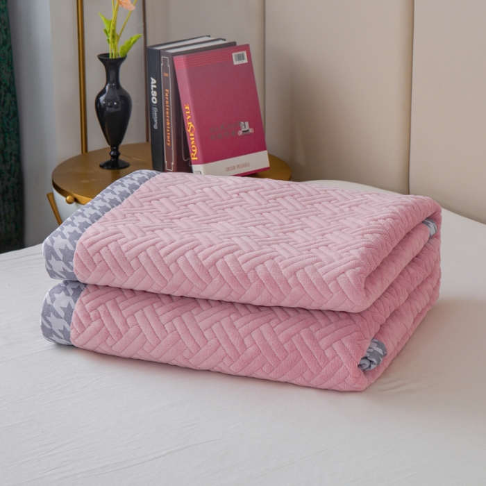 91家纺网 家纺一手货源 找家纺 羋多 2023新款数码边素色牛奶绒床盖三件套 黛雅粉