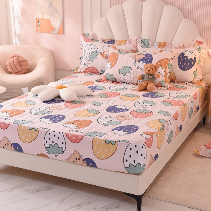 91家纺网 家纺一手货源 找家纺 甜之梦家纺 2025新款全棉夹棉防滑抗菌床笠 草莓乐园