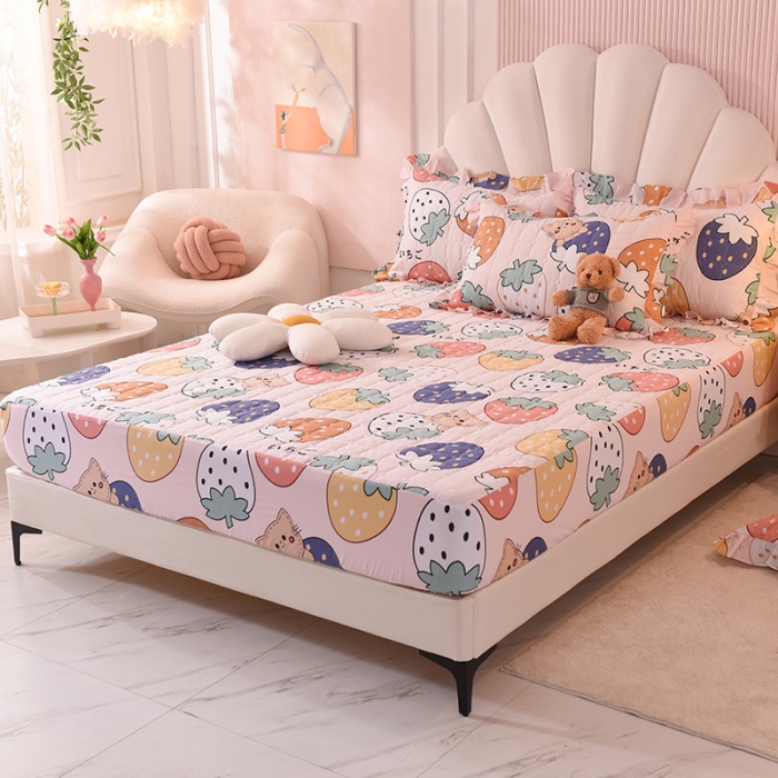 91家纺网 家纺一手货源 找家纺 甜之梦家纺 2025新款全棉夹棉防滑抗菌床笠 草莓乐园