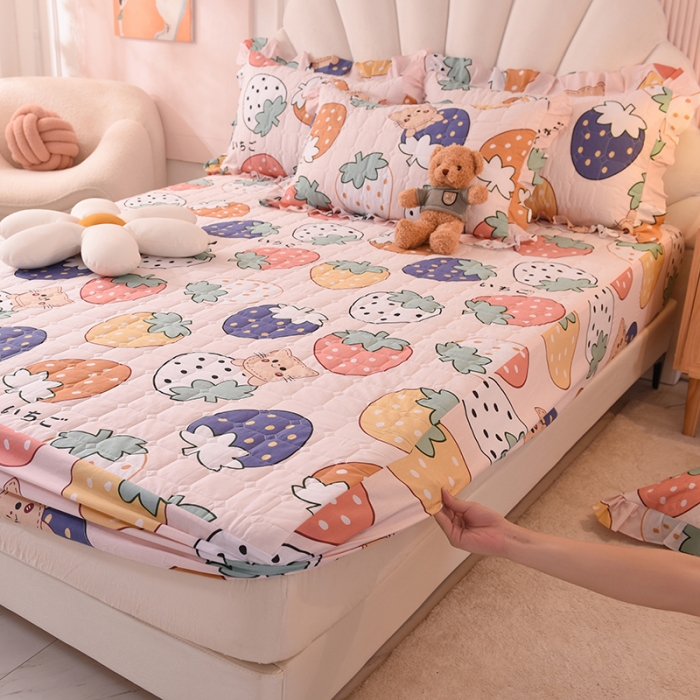 91家纺网 家纺一手货源 找家纺 甜之梦家纺 2025新款全棉夹棉防滑抗菌床笠 草莓乐园