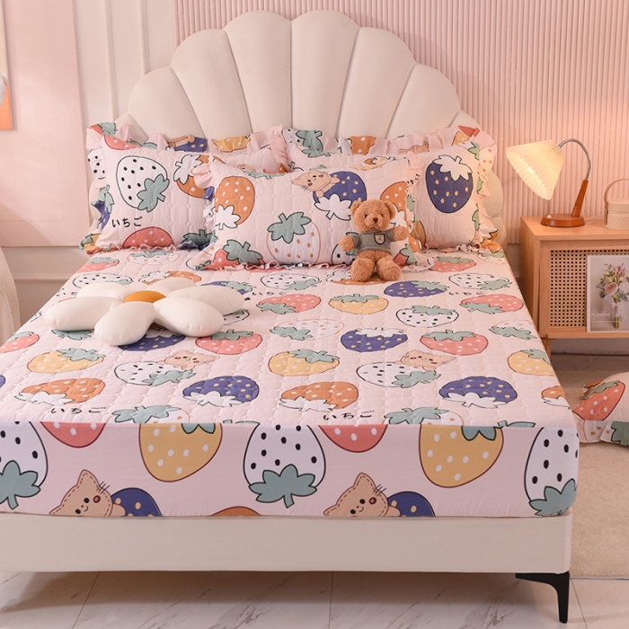 91家纺网 家纺一手货源 找家纺 甜之梦家纺 2025新款全棉夹棉防滑抗菌床笠 草莓乐园