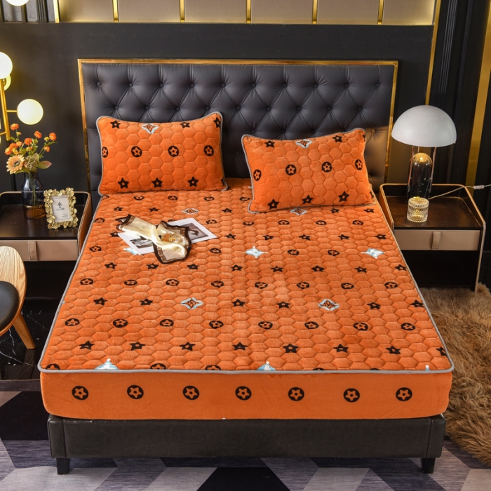 91家纺网 家纺一手货源 找家纺 情煊 2022新款牛奶绒印花单品夹棉床笠 大牌风范