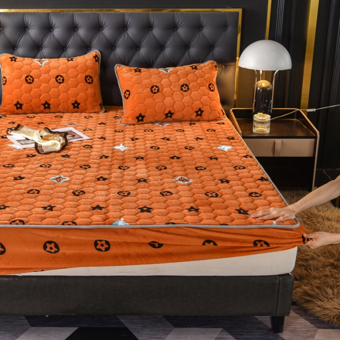 91家纺网 家纺一手货源 找家纺 情煊 2022新款牛奶绒印花单品夹棉床笠 大牌风范