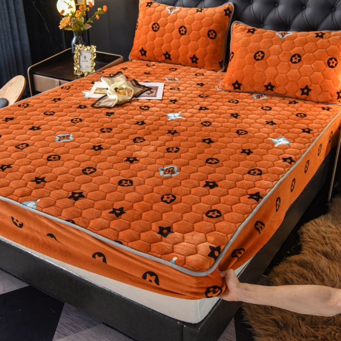 91家纺网 家纺一手货源 找家纺 情煊 2022新款牛奶绒印花单品夹棉床笠 大牌风范