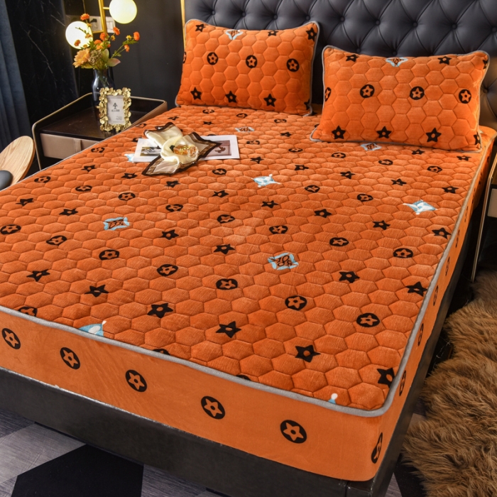 91家纺网 家纺一手货源 找家纺 情煊 2022新款牛奶绒印花单品夹棉床笠 大牌风范