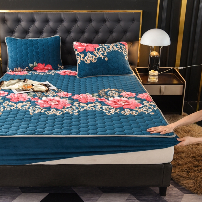 91家纺网 家纺一手货源 找家纺 情煊 2022新款牛奶绒印花单品夹棉床笠 富贵花开