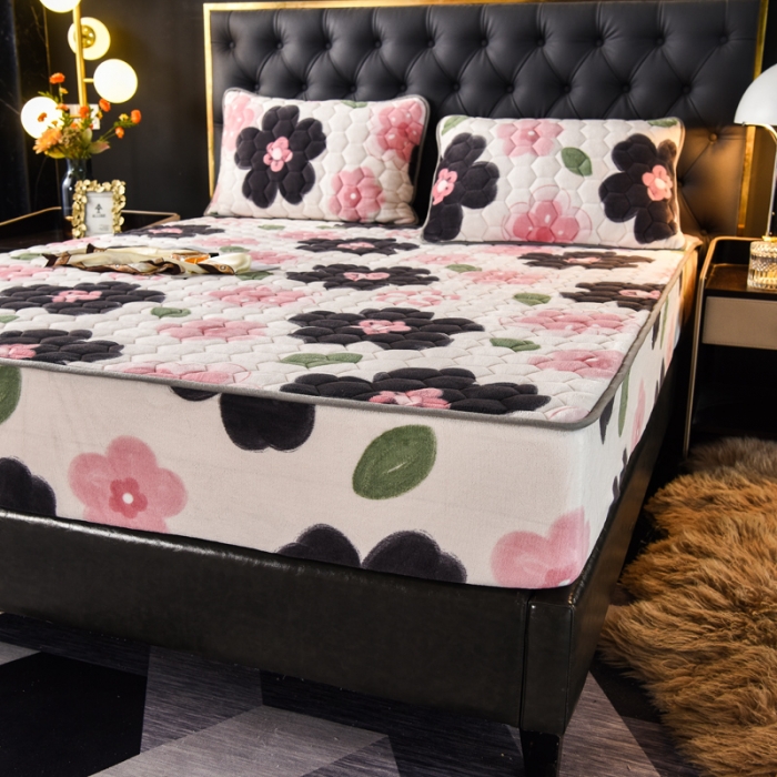 91家纺网 家纺一手货源 找家纺 情煊 2022新款牛奶绒印花单品夹棉床笠 花儿朵朵