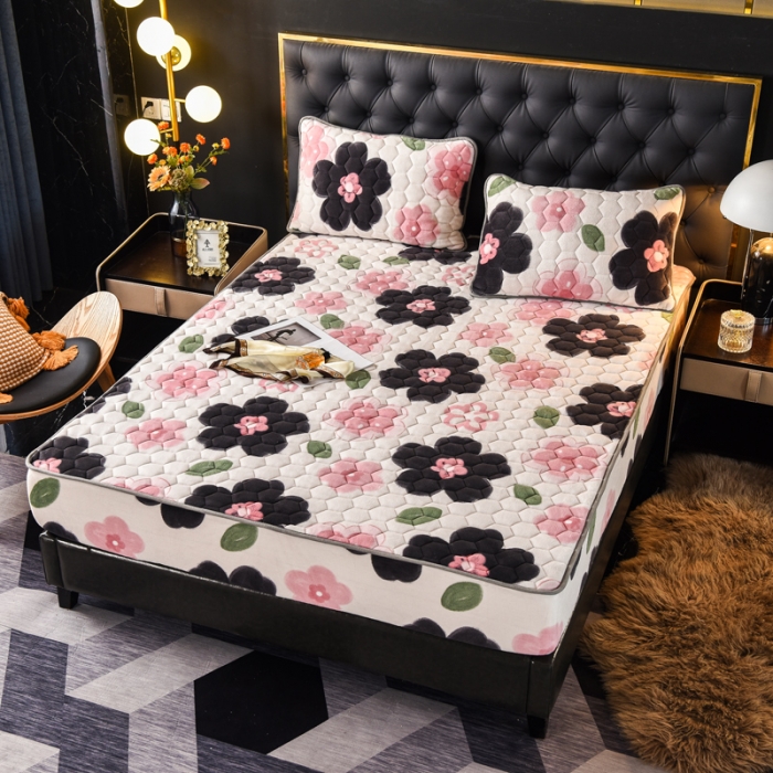 91家纺网 家纺一手货源 找家纺 情煊 2022新款牛奶绒印花单品夹棉床笠 花儿朵朵