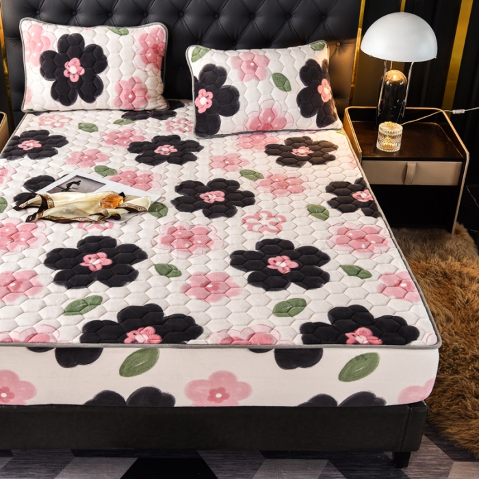 91家纺网 家纺一手货源 找家纺 情煊 2022新款牛奶绒印花单品夹棉床笠 花儿朵朵