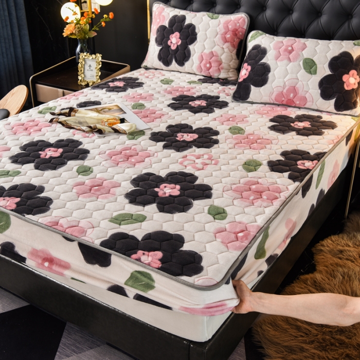 91家纺网 家纺一手货源 找家纺 情煊 2022新款牛奶绒印花单品夹棉床笠 花儿朵朵