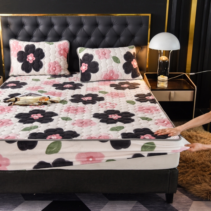 91家纺网 家纺一手货源 找家纺 情煊 2022新款牛奶绒印花单品夹棉床笠 花儿朵朵