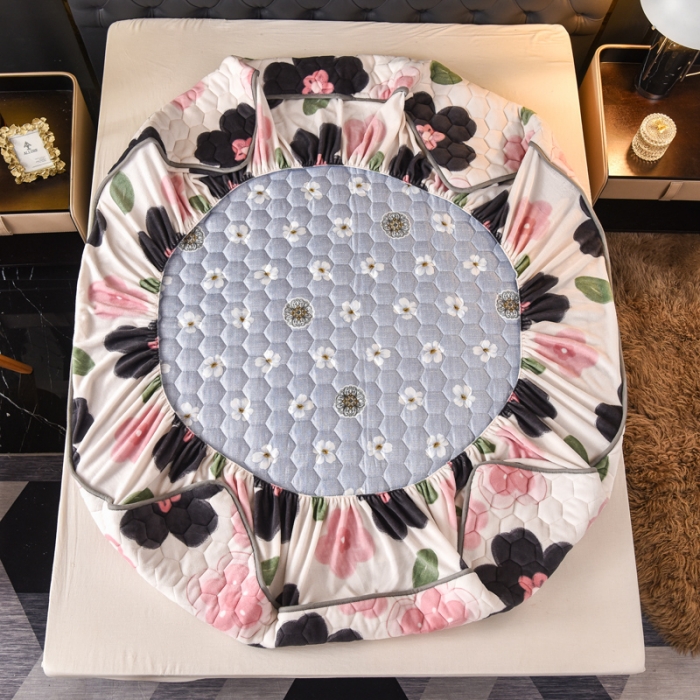 91家纺网 家纺一手货源 找家纺 情煊 2022新款牛奶绒印花单品夹棉床笠 花儿朵朵