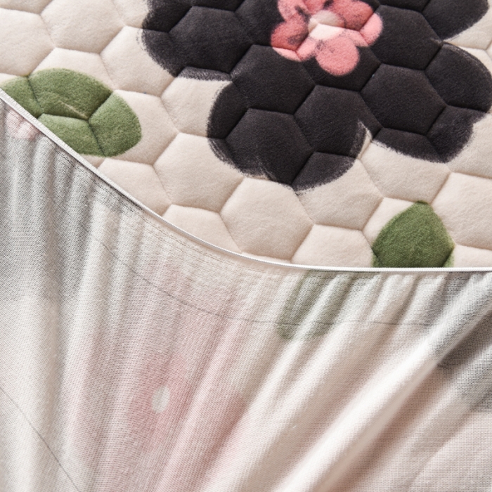 91家纺网 家纺一手货源 找家纺 情煊 2022新款牛奶绒印花单品夹棉床笠 花儿朵朵