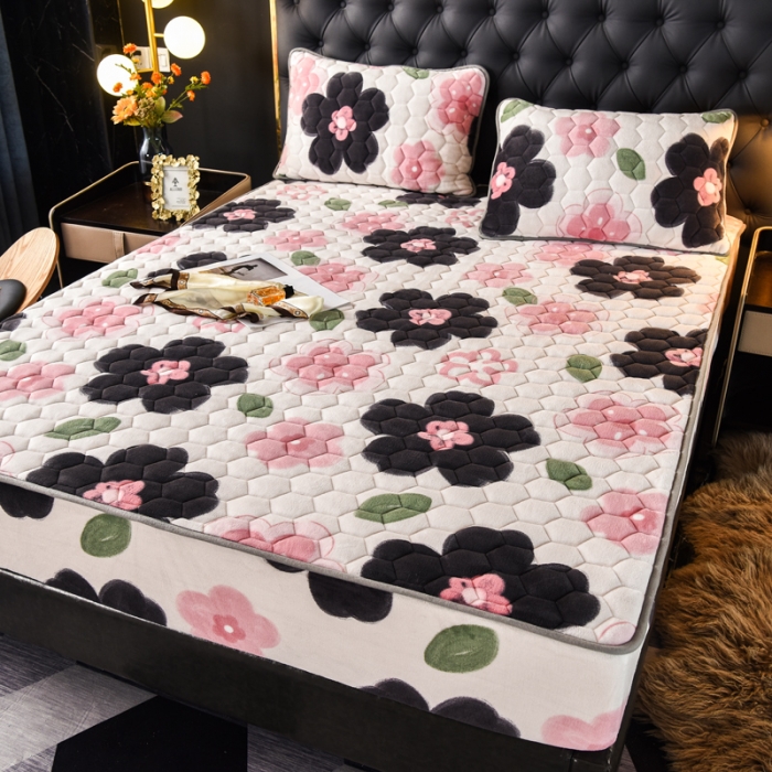 91家纺网 家纺一手货源 找家纺 情煊 2022新款牛奶绒印花单品夹棉床笠 花儿朵朵