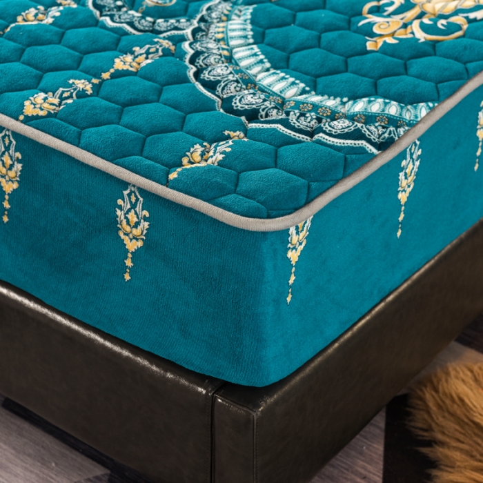 91家纺网 家纺一手货源 找家纺 情煊 2022新款牛奶绒印花单品夹棉床笠 欧式风情