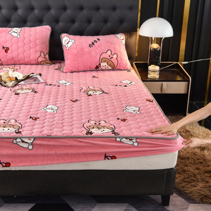 91家纺网 家纺一手货源 找家纺 情煊 2022新款牛奶绒印花单品夹棉床笠 少女心事