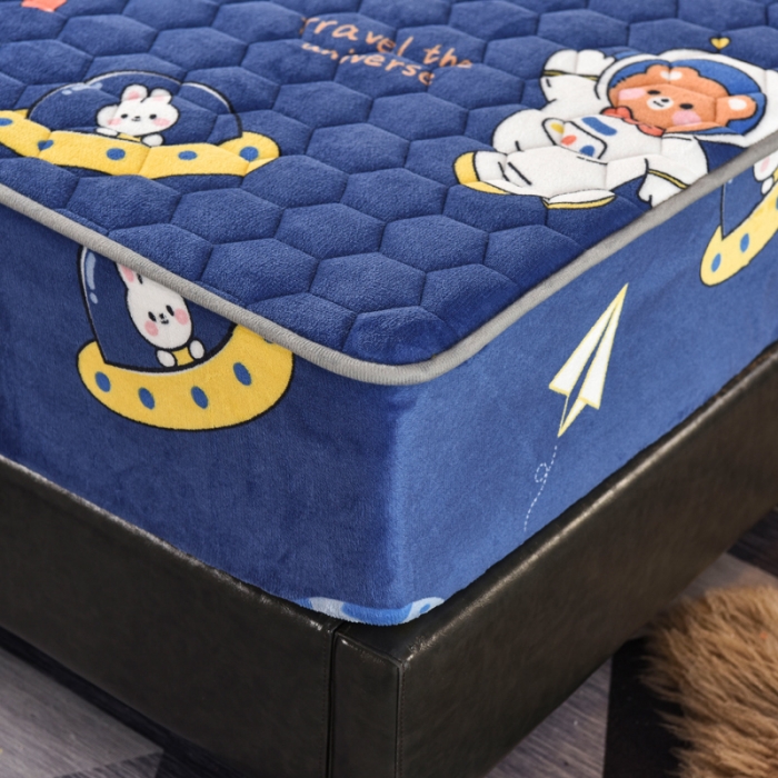 91家纺网 家纺一手货源 找家纺 情煊 2022新款牛奶绒印花单品夹棉床笠 太空熊