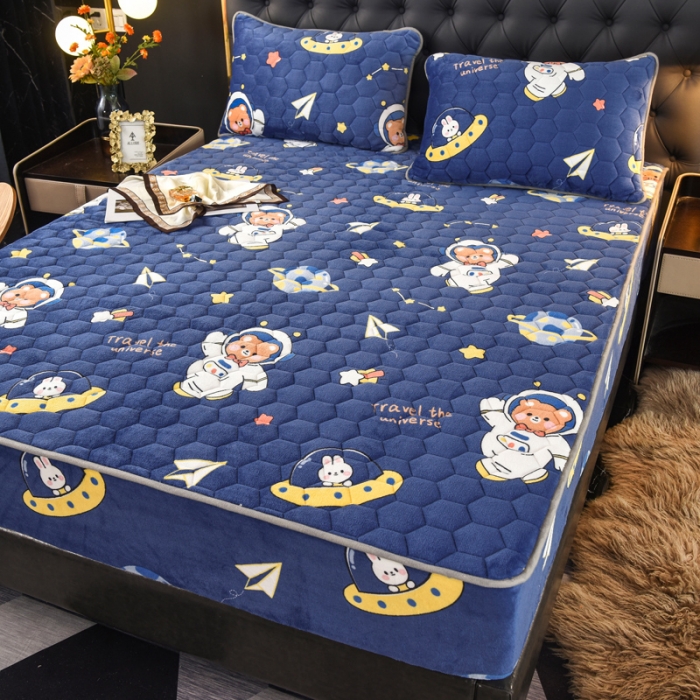 91家纺网 家纺一手货源 找家纺 情煊 2022新款牛奶绒印花单品夹棉床笠 太空熊