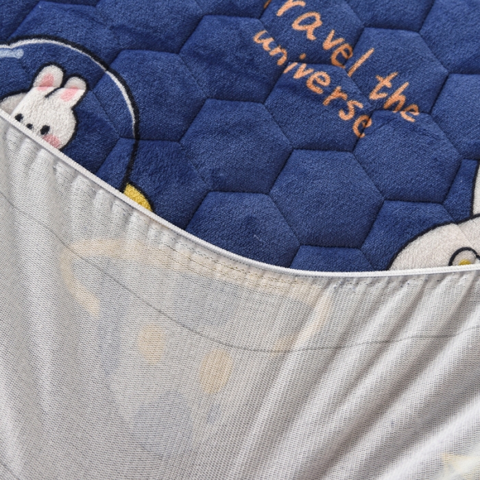 91家纺网 家纺一手货源 找家纺 情煊 2022新款牛奶绒印花单品夹棉床笠 太空熊