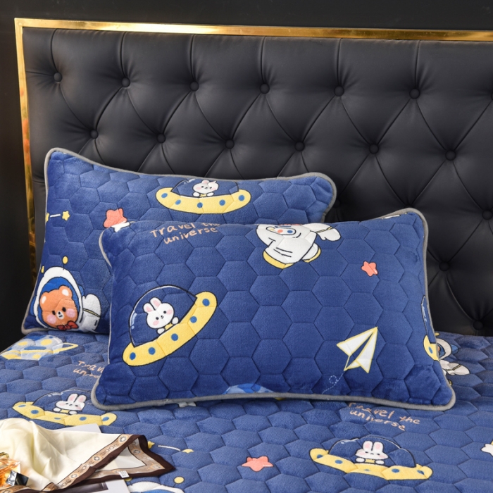 91家纺网 家纺一手货源 找家纺 情煊 2022新款牛奶绒印花单品夹棉床笠 太空熊