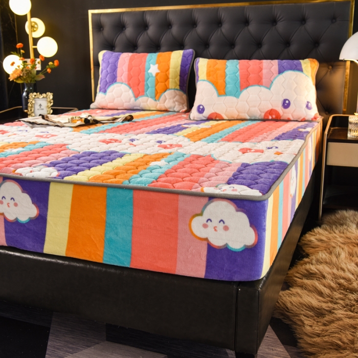 91家纺网 家纺一手货源 找家纺 情煊 2022新款牛奶绒印花单品夹棉床笠 云朵之恋