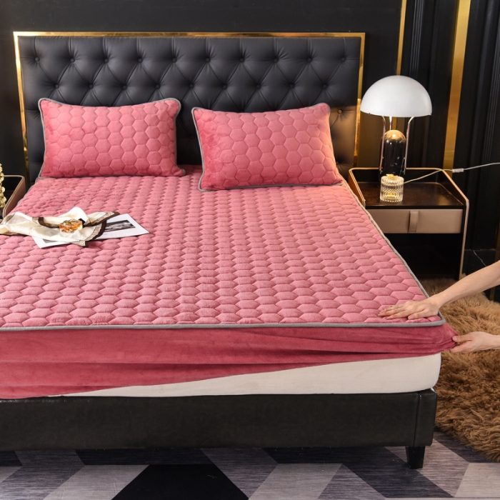 91家纺网 家纺一手货源 找家纺 情煊 2022新款牛奶绒印花单品夹棉床笠 豆沙