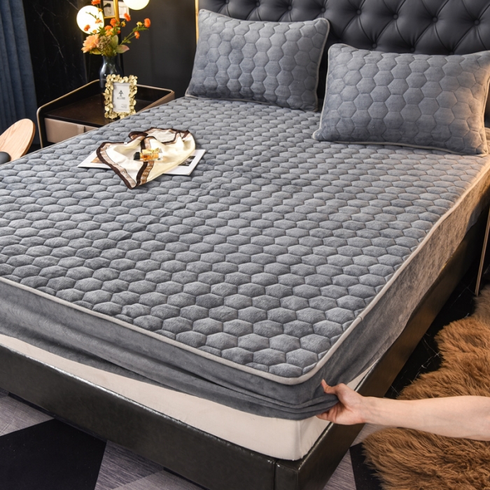 91家纺网 家纺一手货源 找家纺 情煊 2022新款牛奶绒印花单品夹棉床笠 贵族灰