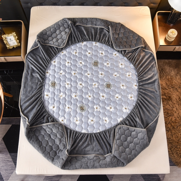 91家纺网 家纺一手货源 找家纺 情煊 2022新款牛奶绒印花单品夹棉床笠 贵族灰