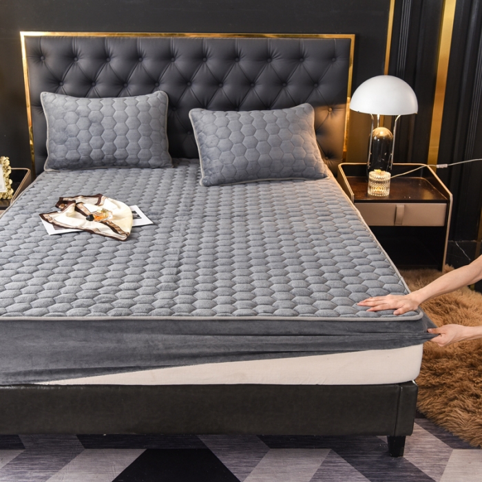 91家纺网 家纺一手货源 找家纺 情煊 2022新款牛奶绒印花单品夹棉床笠 贵族灰