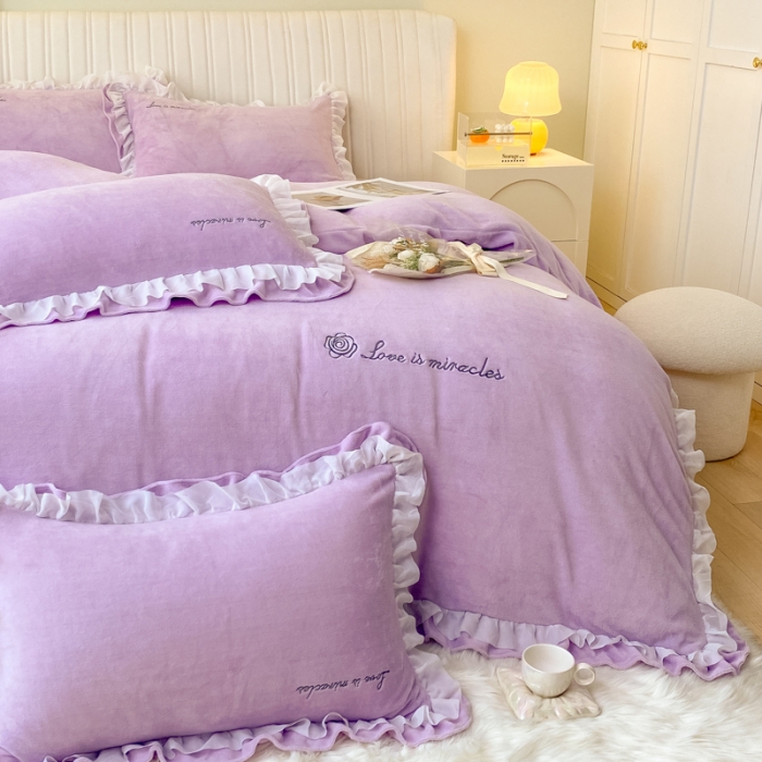 91家纺网 家纺一手货源 找家纺 金丝鸟 2022新款200克韩式公主风花边款牛奶绒四件套 梦幻紫