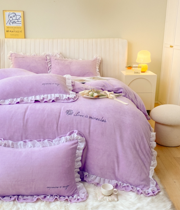 91家纺网 家纺一手货源 找家纺 金丝鸟 2022新款200克韩式公主风花边款牛奶绒四件套 梦幻紫