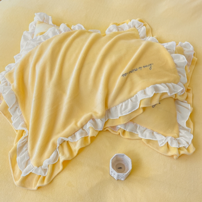 91家纺网 家纺一手货源 找家纺 金丝鸟 2022新款200克韩式公主风花边款牛奶绒四件套 奶油黄