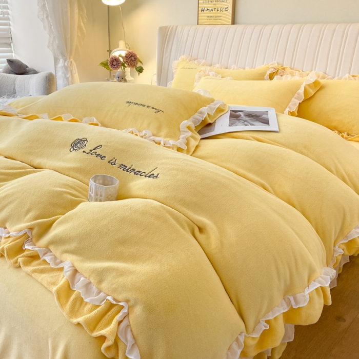 91家纺网 家纺一手货源 找家纺 金丝鸟 2022新款200克韩式公主风花边款牛奶绒四件套 奶油黄