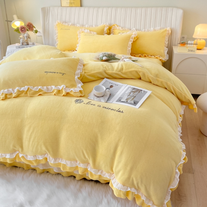 91家纺网 家纺一手货源 找家纺 金丝鸟 2022新款200克韩式公主风花边款牛奶绒四件套 奶油黄