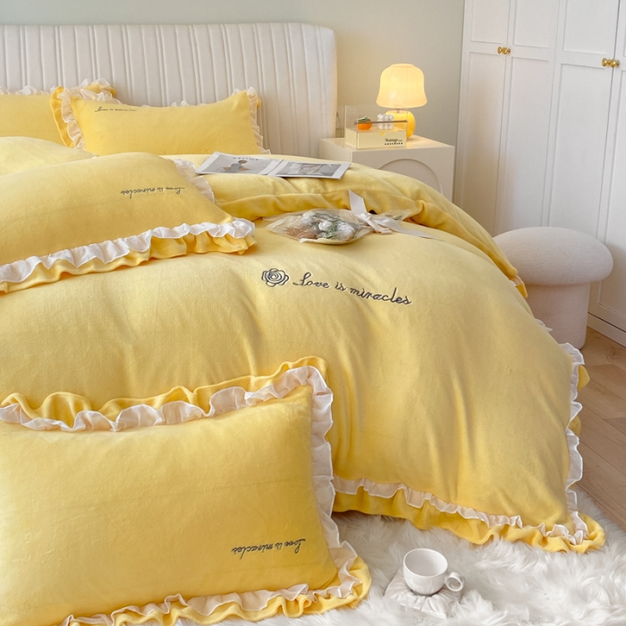 91家纺网 家纺一手货源 找家纺 金丝鸟 2022新款200克韩式公主风花边款牛奶绒四件套 奶油黄