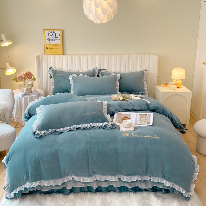 91家纺网 家纺一手货源 找家纺 金丝鸟 2022新款200克韩式公主风花边款牛奶绒四件套 雾霾蓝