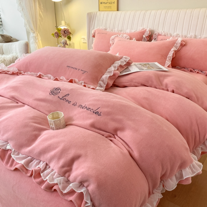 91家纺网 家纺一手货源 找家纺 金丝鸟 2022新款200克韩式公主风花边款牛奶绒四件套 仙女粉