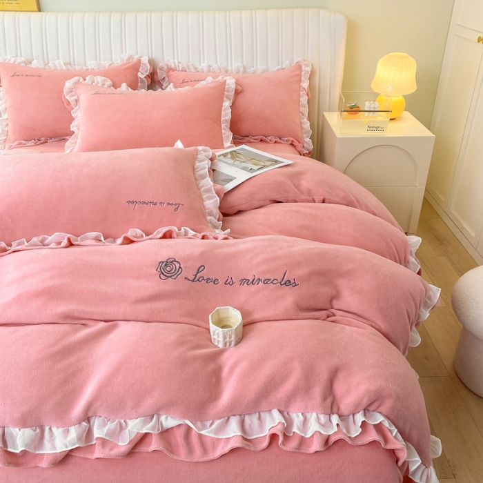 91家纺网 家纺一手货源 找家纺 金丝鸟 2022新款200克韩式公主风花边款牛奶绒四件套 仙女粉