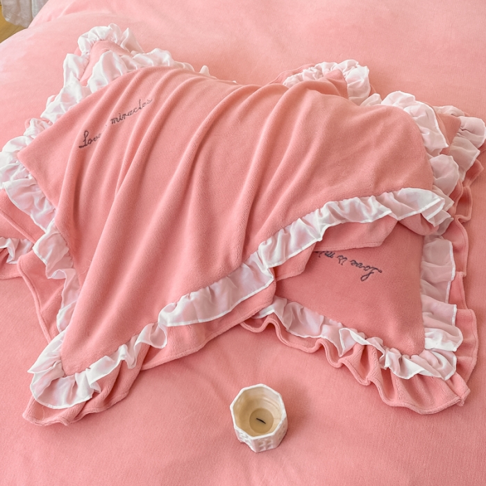 91家纺网 家纺一手货源 找家纺 金丝鸟 2022新款200克韩式公主风花边款牛奶绒四件套 仙女粉