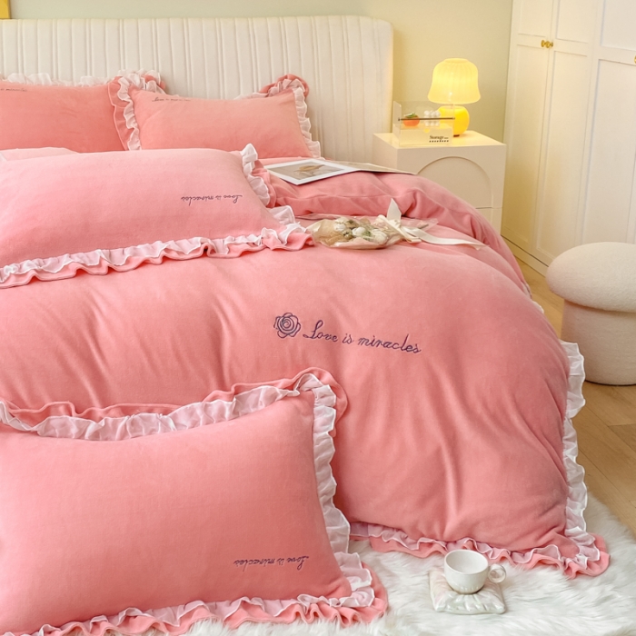 91家纺网 家纺一手货源 找家纺 金丝鸟 2022新款200克韩式公主风花边款牛奶绒四件套 仙女粉