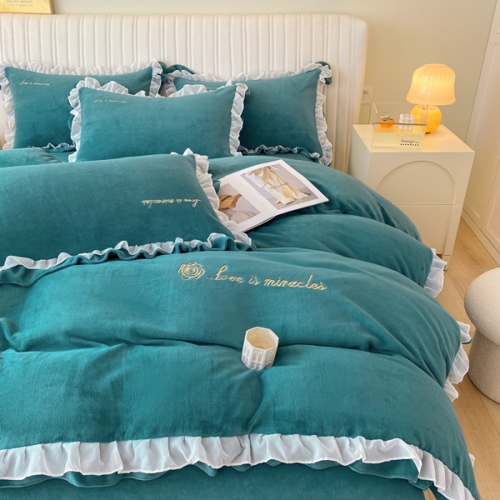 91家纺网 家纺一手货源 找家纺 金丝鸟 2022新款200克韩式公主风花边款牛奶绒四件套 祖母绿