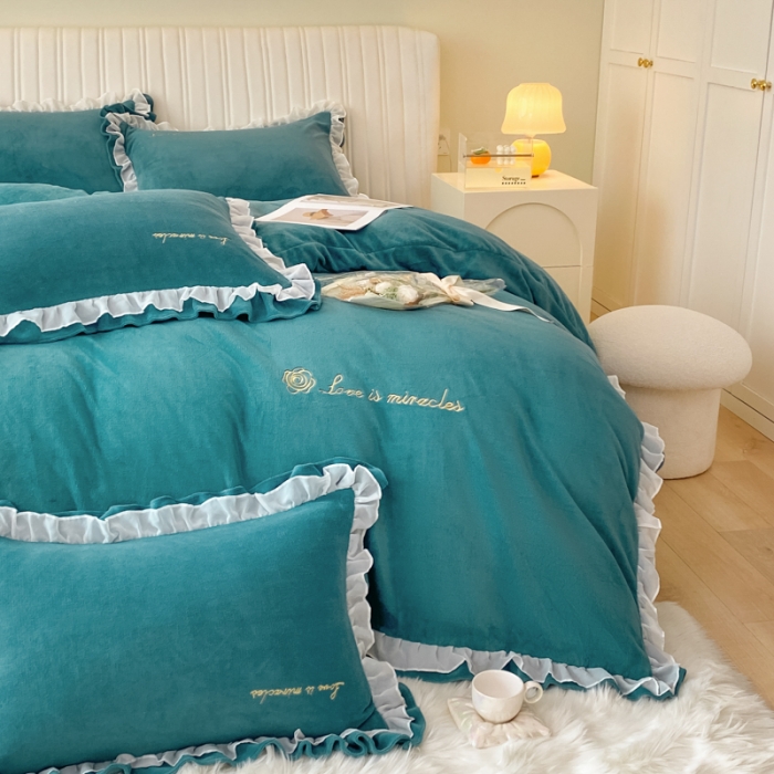 91家纺网 家纺一手货源 找家纺 金丝鸟 2022新款200克韩式公主风花边款牛奶绒四件套 祖母绿