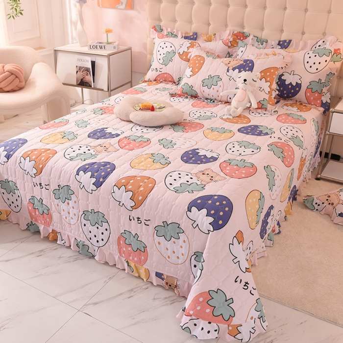 91家纺网 家纺一手货源 找家纺 甜之梦家纺 2025新款全棉夹棉防滑抗菌花边款床盖 草莓乐园